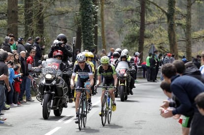 Tony Martin y Tom Danielson ascienden escapados el Alto de Ixua