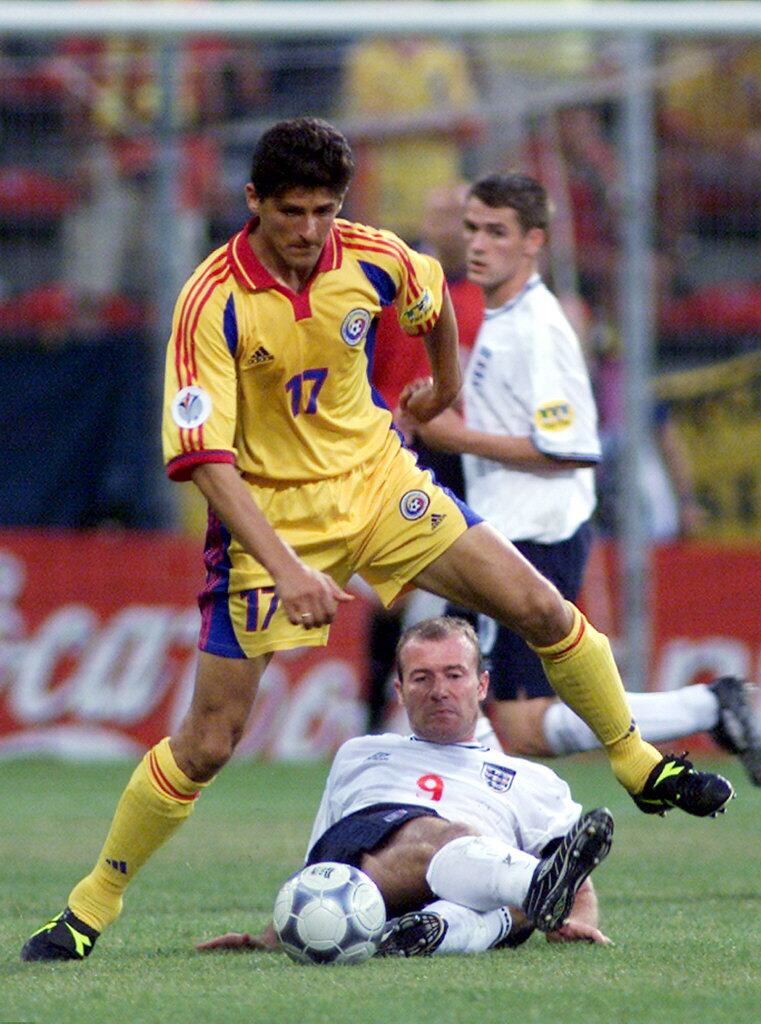Belodedici pugna por el balón con Shearer durante un partido entre Inglaterra y Rumania en la Eurocopa de 2000.