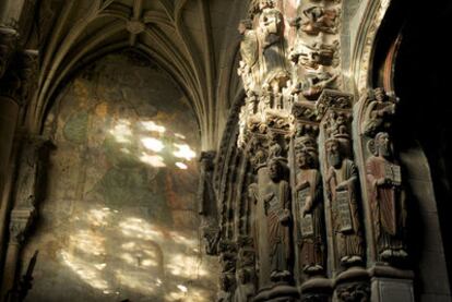Manchas de humedad por las filtraciones de agua en la catedral de Ourense.
