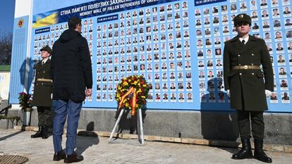 Pedro Sánchez realiza una ofrenda floral a los caídos en la guerra durante su visita el barrio de Irpin en Bucha.