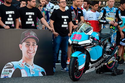 Miembros del equipo del piloto balear, Luis Salom, durante el minuto de silencio.