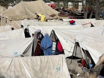Campamento en un parque de Kabul, este viernes, de personas que han huido del norte del país.