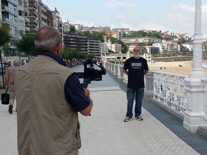 Fernando Savater, en el paseo de La Concha durante la grabación de 'Imprescindibles'.