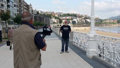 Fernando Savater, en el paseo de La Concha durante la grabación de 'Imprescindibles'.