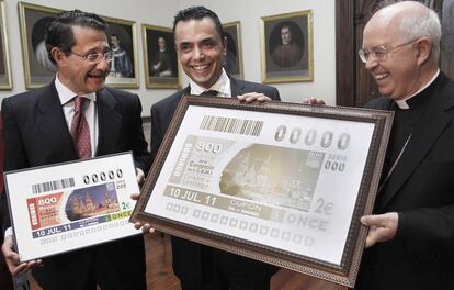 El alcalde (a la izquierda en la foto) recogió ayer de manos del arzobispo, Julián Barrio, y el delegado de ONCE en Galicia, Manuel Martínez, una copia del cupón que celebra el 800º aniversario de la Catedral.