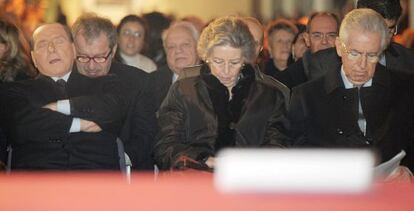 Berlusconi parece dormido mientras Mario Monti y su esposa asisten a un acto en conmemoraci&oacute;n del Holocausto en Mil&aacute;n.