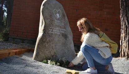 Guida Rubio, presidenta de l'associació Anhel, en el memorial dedicat a perinatals del Cementiri de Sant Cugat.