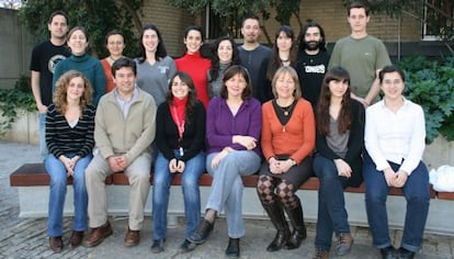 La catedrática de Biología Celular Isabel Fariñas, sentada en el centro, con su equipo.