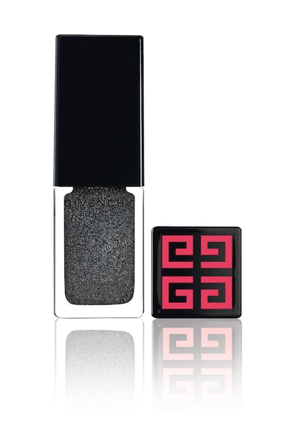 Un toque gris industrial de la mano de la colección Nuit Celeste de Givenchy, concebida para esta Navidad. La gama de uñas se llama Vernis Please y éste es el tono 176. Cuesta 17,50 euros.