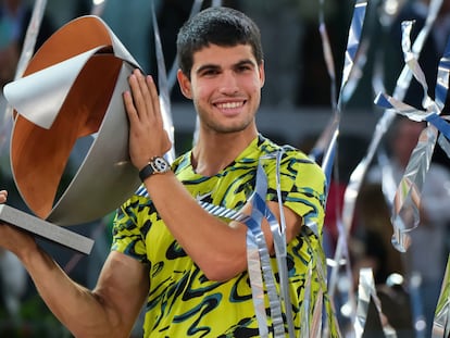 Carlos Alcaraz sosteniendo el título del Mutua Madrid Open 2023.