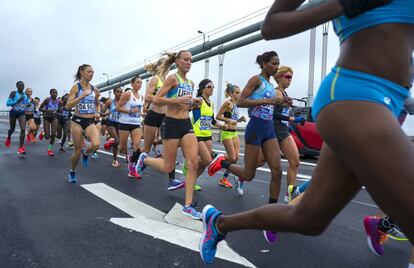 Corredoras de élite pasan por el puente de Verrazano-Narrows durante el Maratón de Nueva York, el 5 de noviembre de 2017.