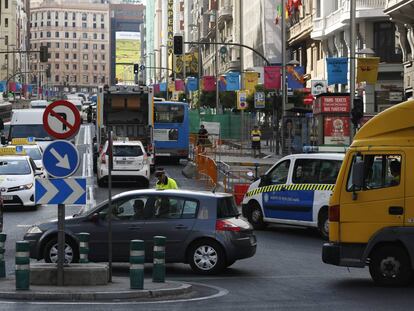 Problemas de circulación en Gran Vía, en imágenes
