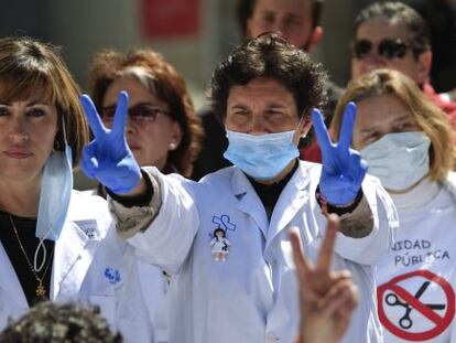 La Asociación de Facultativos Especialistas de Madrid (AFEM), la organización que ha liderado las protestas contra la privatización de seis hospitales públicos en Madrid, organizó frente al Museo del Prado una escenificación del célebre cuadro de Goya.