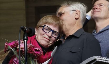 Lee Carter abraza a su marido Hollis Johnson despu&eacute;s de conocer la sentencia del Supremo sobre suicidio asistido. La madre de Lee, Karen, tuvo que ir a Suiza para que la ayudaran a quitarse la vida.