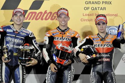 Stoner posa en el podio de Losail flanqueado por Lorenzo y Pedrosa.