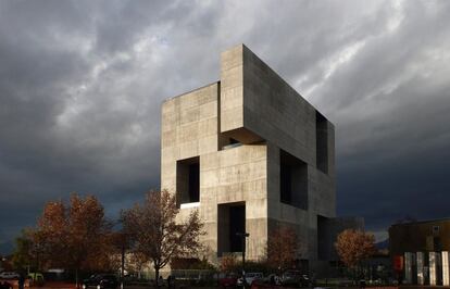 Centro de Inovação. Santiago, 2013. A trajetória de Alejandro Aravena e de seu estúdio Elemental está marcada por edifícios incrementais feitos com baixo orçamento, eficácia na construção e possibilidade de crescimento posterior, soluções urbanísticas inovadoras e emblemas (edifícios universitários) que combinam valor representacional com eficiência energética. O Centro de Inovação Anacleto Angelini na Universidade Católica de Santiago é um exemplo do último grupo.