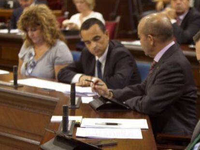 La consejera de Educaci&oacute;n, Joana Camps Bosch (en &uacute;ltimo plano) en el Parlamento balear.