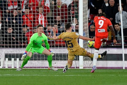 El Bilal Touré marca el 1-0 para el Almería en el partido ante el Barcelona, en el Power Horse Stadium este domingo.