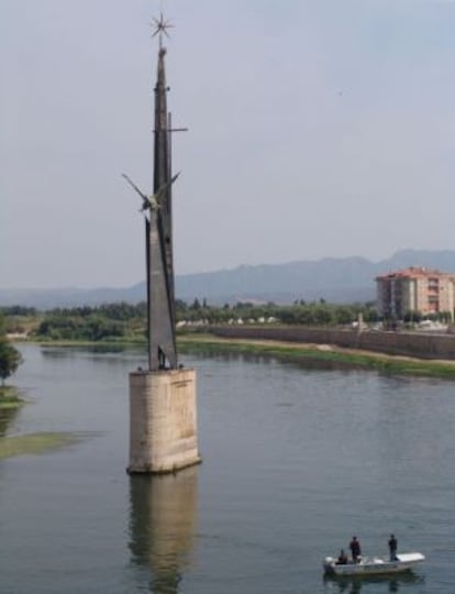 La obra se erige en medio del río a su paso por Tortosa.