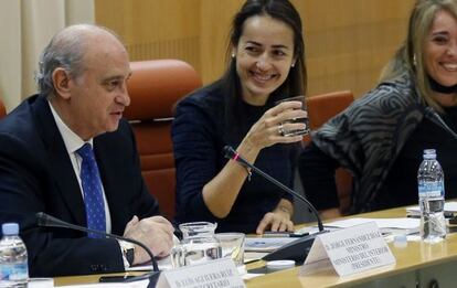 Jorge Fern&aacute;ndez D&iacute;az, junto a la directora general de Tr&aacute;fico, Mar&iacute;a Segu&iacute;, hoy en una reuni&oacute;n del Consejo Superior de Tr&aacute;fico. 