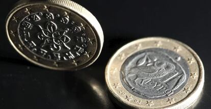 Una imagen muestra dos monedas de euro.