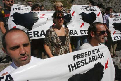 La portavoz de la Diputación guipuzcoana, Larraitz Ugarte, ayer, junto a familiares de presos etarras.