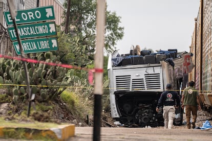 El brutal choque del autobús de dos pisos ocurrió en las primeras horas de la mañana en la carretera federal Atlacomulco-Maravatío, en el Estado de México. 