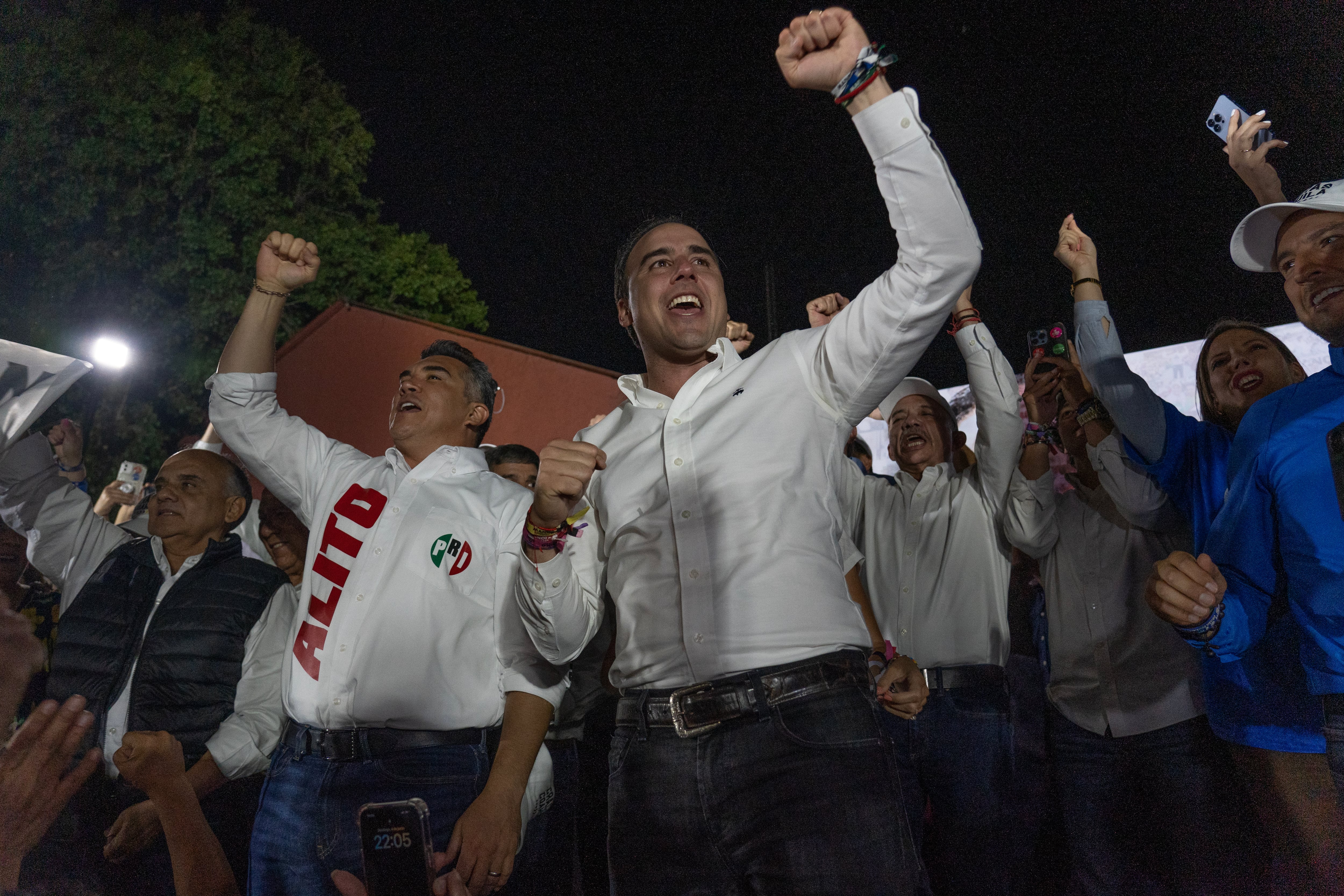 Alejandro Moreno festeja el triunfo electoral con el candidato priista a la gubernatura de Coahuila, Manolo Jiménez, el 4 de junio.