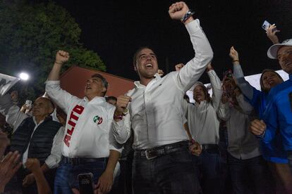 Alejandro Moreno festeja el triunfo electoral con el candidato priista a la gubernatura de Coahuila, Manolo Jiménez, el 4 de junio.