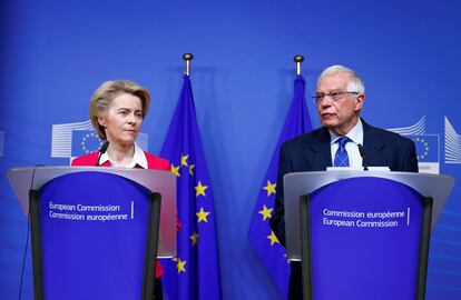 La presidenta de la Comisión Europea, Ursula von der Leyen, y el Alto Representante para la Política Exterior, Josep Borrell, en enero en Bruselas.
