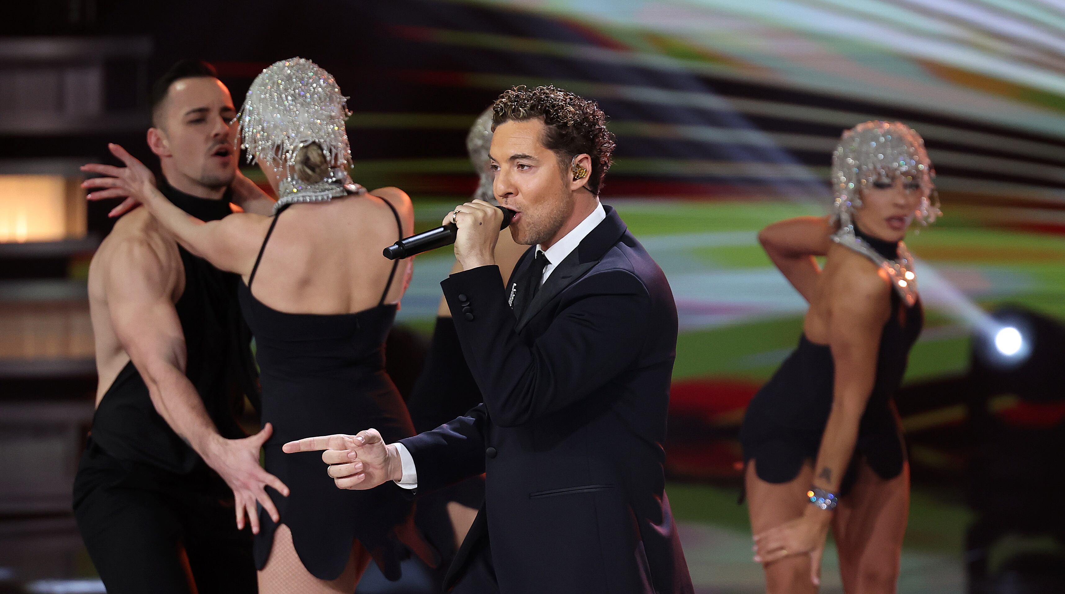 David Bisbal canta 'Mi gran noche', de Raphael. 