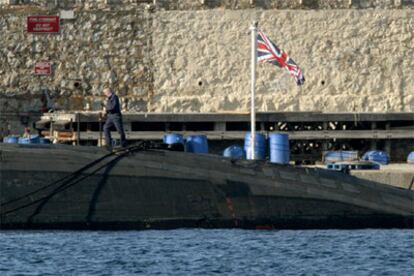 El submarino británico, esta mañana en el puerto de Gibraltar.
