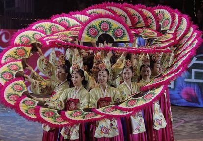 Bailarinas participan en el desfile del Año Nuevo Lunar en Hong Kong, el 5 de febrero de 2019.
