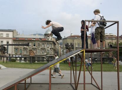 Un grupo de niños juega en la actualidad en un parque de la capital bosnia.