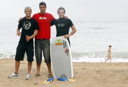 Los bodyboarders Jeff Hubbard, Aritz Larrinaga y Amaury Laverhne, en la playa de Atxabiribil, en Sopelana.