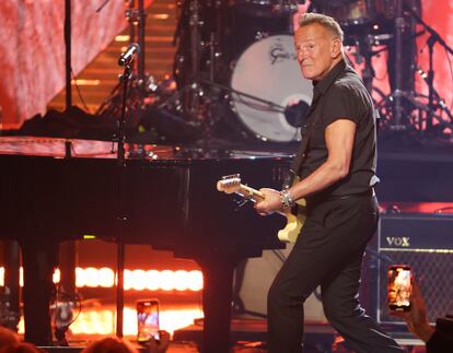 Bruce Springsteen actúa en la ceremonia anual del Hall of Fame, en Los Angeles, el pasado 6 de noviembre.