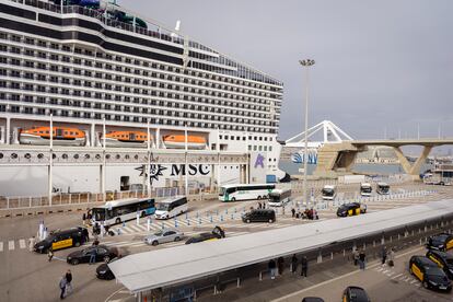 Cruceristas  en el Terminal A del Puerto de Barcelona embarcan en el MSC Europa.