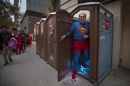 Superman sale de un baño público en una calle de Manhattan, el 31 de octubre de 2015.