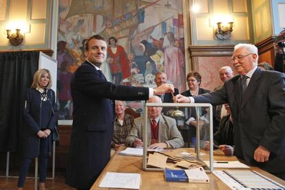 El candidato socioliberal a la Presidencia de Francia, Emmanuel Macron, favorito en todos los sondeos para la victoria, votó en la localidad de Le Touquet.