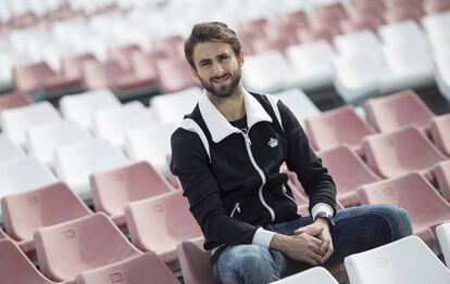 Nico Pareja posa en la grada de la ciudad deportiva del Sevilla.