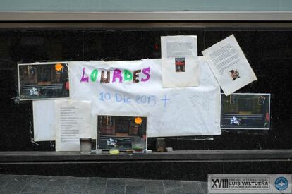 Serie de diez imágenes de personas sin hogar que duermen en la calle, contextualizadas en comercios o rincones diferentes de la ciudad. Suite "Benetton". Memorial Efímero a Lourdes Vilches (Madrid).