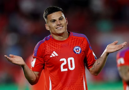 Lucas Cepeda de Chile celebra durante el partido contra Venezuela en el Estadio Julio Martnez Pradanos, en Santiago, el 19 de noviembre de 2024.