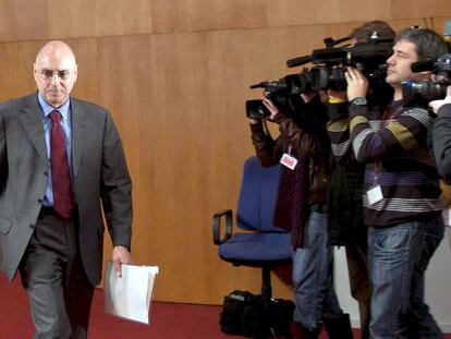 El consejero de Interior, Rodolfo Ares, a su llegada ayer a la rueda de prensa que ofreció en la base de la Ertzaintza en Erandio.