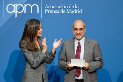 La reina Letizia entrega al periodista Jess Duva el Premio de Honor de la Asociacin de la Prensa de Madrid, este mircoles.