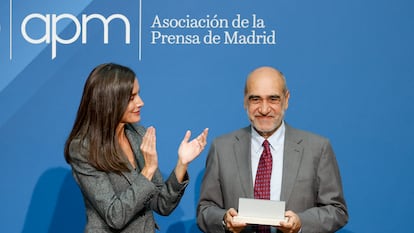 La reina Letizia entrega al periodista Jesús Duva el Premio de Honor de la Asociación de la Prensa de Madrid, este miércoles.