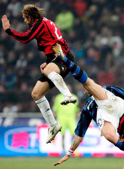 Ambrosini y Materazzi, en una acción del partido.