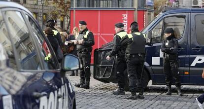 Agentes de las Unidades Centrales de Seguridad, ayer de patrulla en Sol.