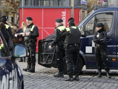 Agentes de las Unidades Centrales de Seguridad, ayer de patrulla en Sol.