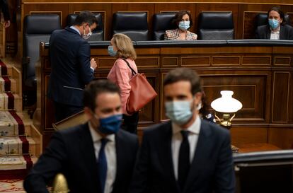 Pablo Casado con Teodoro García Egea frente a Pedro Sánchez y Nadia Calviño en el Congreso.