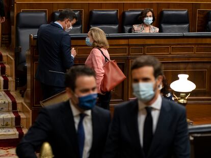 El presidente del PP, Pablo Casado (d), frente al presidente del Gobierno, Pedro Sánchez (1i), y la ministra de Economía, Nadia Calviño (2d), en el Congreso de los Diputados en junio de 2020.